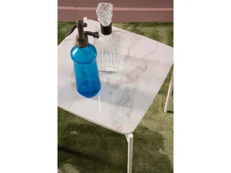 Tavolino Ivy in ceramica con struttura in metallo di Stones