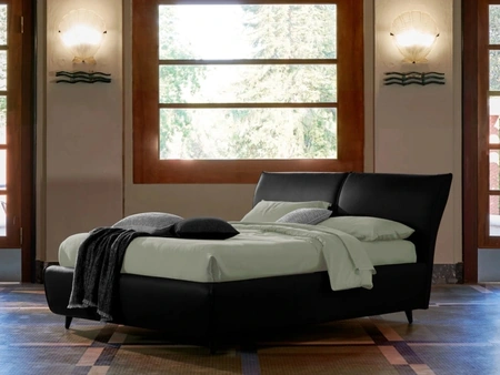 Letto imbottito Edward rivestito in pelle di Dorelan Letti