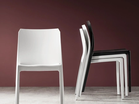 Sedia impilabile in polipropilene Clelia di Maronese