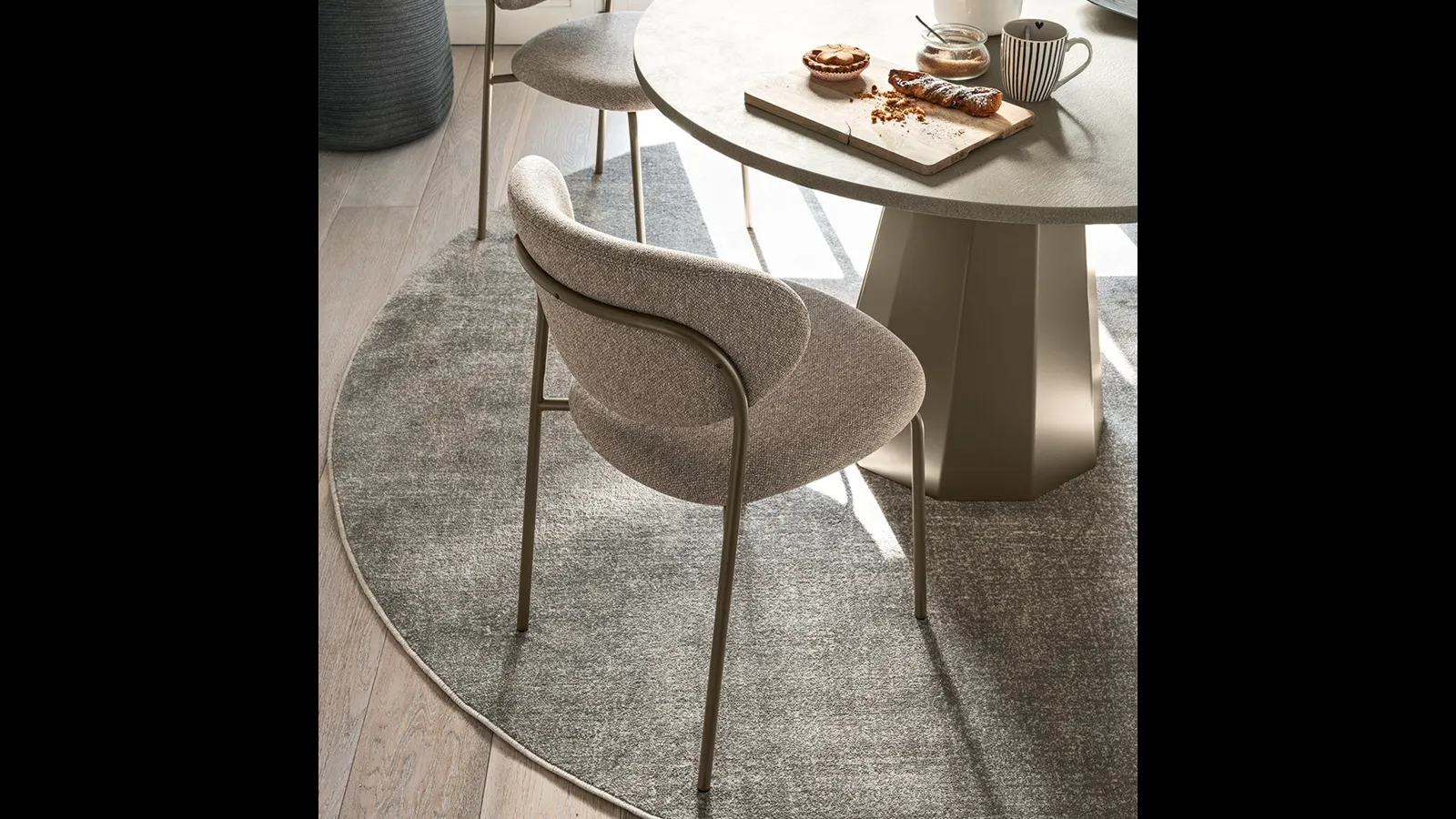 Sedia Cozy in tessuto imbottito di Connubia