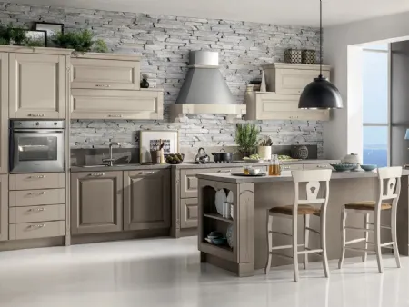 Cucina Classica con isola Bolgheri v01 in Rovere finitura Cuvèe e Soya con top in laminato Pietra Vecchia di Stosa