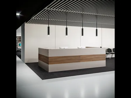 Bancone Reception OF70 in laccato Visone con inserto in Noce nobilitato di Giessegi